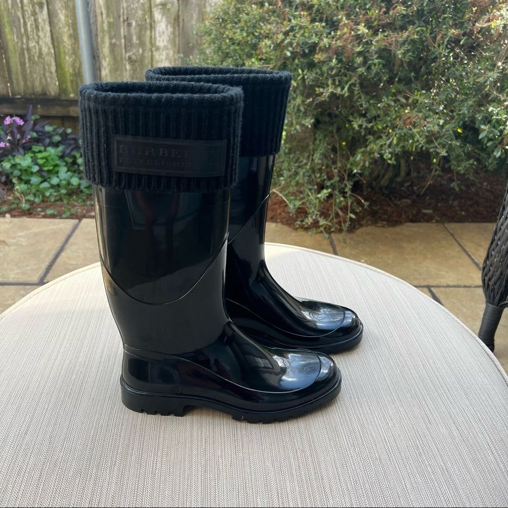 Burberry Black Rubber Rain Boots Size 37. NWOT Cloth Top